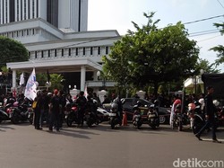 Ratusan Pekerja Demo Gedung MA Tuntut Kenaikan Gaji