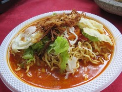 Slurp! Merah Menggoda Mie Kuah Minang yang Gurih Pedas