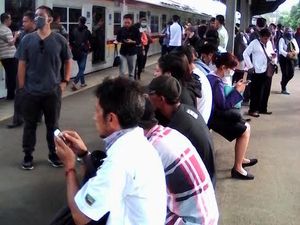 Commuter Line Jalur Bogor Terganggu, Ada Rel Patah Antara Cawang-Tebet Commuter Line Jalur Bogor Terganggu, Ada Rel Patah Antara Cawang-Tebet