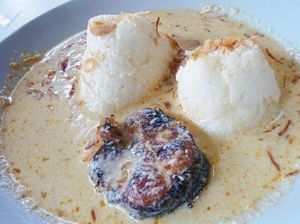 Ketupat Kandangan Berlauk Ikan Asap Khas Kalimantan Selatan Ketupat Kandangan Berlauk Ikan Asap Khas Kalimantan Selatan