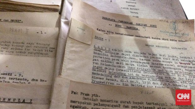 Naskah Pramoedya Ananta Toer yang ditulis di atas kertas semen masih disimpan rapi oleh Oei Hiem Hwie di Perpustakaan Medayu Agung, Surabaya.