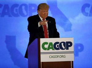 Akses Masuk Diblokir Demonstran, Donald Trump Lompati Pembatas Jalan