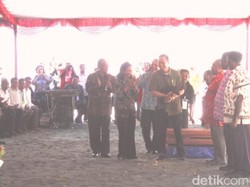 Jokowi Tersenyum Lihat Mendag Lembong Peluk Babi