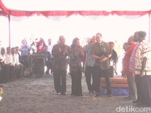 Jokowi Tersenyum Lihat Mendag Lembong Peluk Babi Jokowi Tersenyum Lihat Mendag Lembong Peluk Babi
