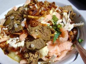 Gurih Enak Bubur Tasik dengan Suwiran Ayam Kampung yang Melimpah