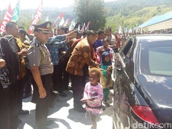Senangnya Bocah Papua Ini Dapat Buku Tulis dari Jokowi