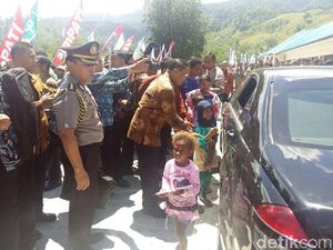 Senangnya Bocah Papua Ini Dapat Buku Tulis dari Jokowi Senangnya Bocah Papua Ini Dapat Buku Tulis dari Jokowi