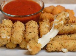 Yummy! Keju Mozzarella Goreng yang Kenyal Renyah Ini Bisa Dibikin Sendiri!