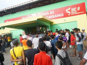 Pertandingan Laga FC vs Persik Kediri Dibatalkan, Ribuan Suporter Kecewa