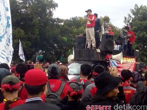 Peringatan May Day di GBK Selesai, Buruh Mulai Membubarkan Diri