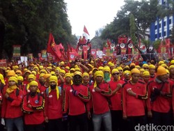 Ragam Massa Buruh Ramaikan Suasana Demo Depan Istana