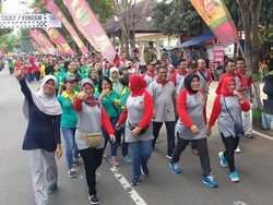 May Day, Buruh di Pacitan Jalan Santai dan Makan Nasi Bungkus