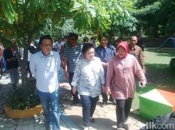 Jalan-jalan di Taman Harmoni, Mega dan Risma Akrab Bahas Tanaman Hingga Ulat