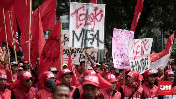 Ribuan buruh yang melakukan aksi demo di depan Istana Negara menuntut pemerintah mencabut PP No 78 tahun 2015 tentang pengupahan dan PHK massal. Aksi yang dilakukan ribuan buruh dari Konfederasi Serikat Pekerja Indonesia (KSPI), Federasi Serikat Pekerja Metal Indonesia (FSPMI).Minggu. 1 Mei 2016.CNN Indonesia/Andry Novelino