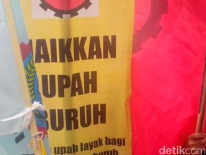 Buruh di Yogyakarta Berdemo di Malioboro