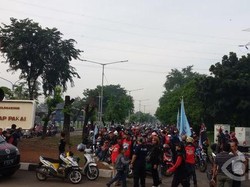 Tunggangi Motor, Seribuan Buruh Longmarch dari Pulogadung Menuju Monas