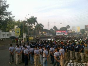 Polisi Kawal Ribuan Buruh dari Bekasi yang Akan ke Jakarta