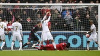 Liverpool sempat memperkecil ketertinggalan melalui sundulan Christian Benteke pada menit ke-65. Skor tersebut bertahan hingga laga usai. Rebecca Naden/Reuters/detikFoto.