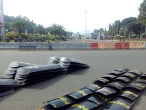 Kawat Berduri dan Polisi Bersiaga Amankan Aksi Buruh di Depan Istana