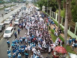 Puluhan Ribu Buruh Mulai Padati Tol Cikampek, Arus Lalin Masih Normal