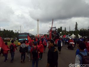 Massa Buruh di Depan Istana Merdeka Bubar, TransJ Beroperasi Normal Kembali