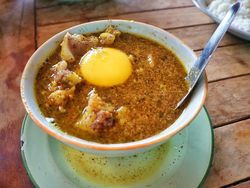 Gurih Nikmat! Pallubasa Khas Makassar Isi Daging dan Kuning Telur Mentah