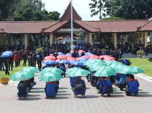 Buruh di Sidoarjo Datangi Kantor Gubernur dengan Formasi Seribu Payung