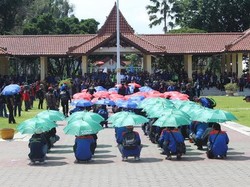 Buruh di Sidoarjo Datangi Kantor Gubernur dengan Formasi Seribu Payung