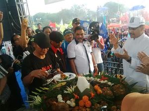 Diiringi Lagu Ulang Tahun, Buruh Potong Tumpeng dengan Wagub Jatim