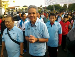 Gubernur Ganjar dan Ribuan Buruh Jalan Kaki Peringati Hari Buruh