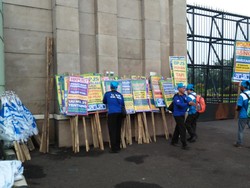 Puluhan Buruh Mulai Berdatangan ke Depan Gedung DPR