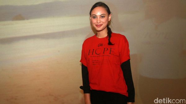 Senyum Manis Alessandra Usman