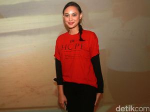 Senyum Manis Alessandra Usman