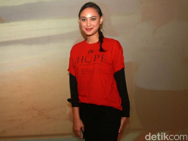 Senyum Manis Alessandra Usman