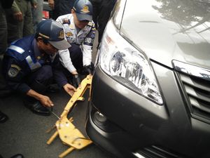Belasan Kendaraan yang Parkir Sembarangan di Bandung Ditindak