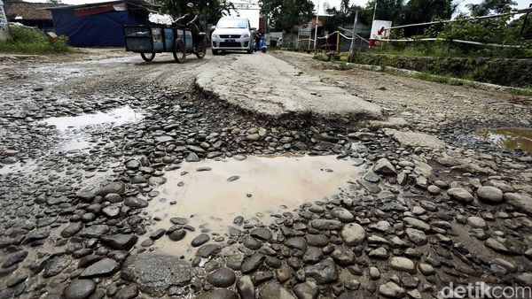 Jalan Rusak di Ciangsana Bogor Tak Kunjung Diperbaiki