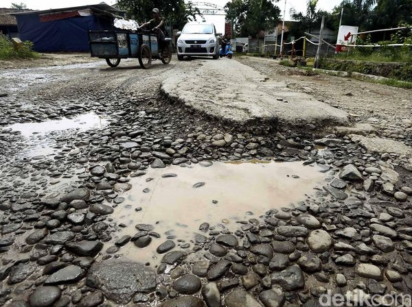 Jalan Rusak di Ciangsana Bogor Tak Kunjung Diperbaiki