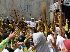 Bupati Dedi Bersih-bersih Lingkungan di Hardiknas