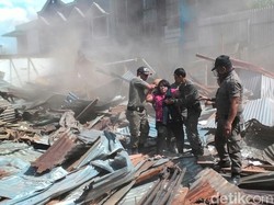 Sefriana Tuntut Keadilan, Hadang Alat Berat yang Bongkar Rumahnya di Menceng