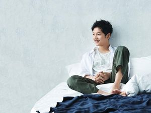 Song Joong Ki Susah Selfie Bareng Lee Kwang Soo, Ini Alasannya!