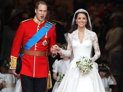 Kini Anda Juga Bisa Miliki Potongan Kue Pengantin Pangeran William dan Kate Middleton
