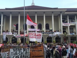 Ribuan Mahasiswa UGM Masih Demo hingga Sore ini, Polisi Berjaga-jaga