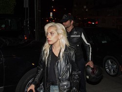 Penampilan Biker Lady Gaga Saat Dibonceng Motor Bradley Cooper
