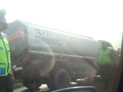 Truk Patah AS di Tol Bandara arah Jakarta Sebabkan Macet Panjang