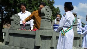 Tabur Bunga di Makam Ki Hajar Dewantara