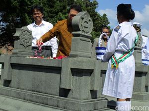 Tabur Bunga di Makam Ki Hajar Dewantara