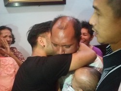 Tiba di Rumah, Alfian Langsung Peluk Keluarga Sambil Menangis Haru