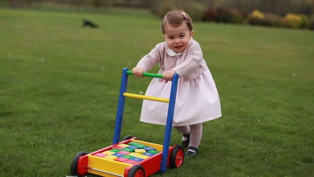 Saat Putri Charlotte kecil bermain di taman Anmer Hall/