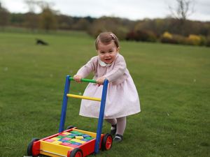 Detail Busana Putri Charlotte di Foto Ulang Tahun Pertamanya Detail Busana Putri Charlotte di Foto Ulang Tahun Pertamanya