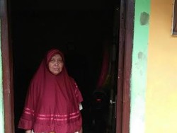 Air Panas yang Keluar dari Lantai Rumah Onah di Jakut Dijadikan Obat oleh Warga